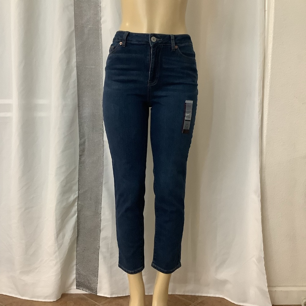 High Rise Mom Jean. Dark Wash. No Boundaries. Size 5